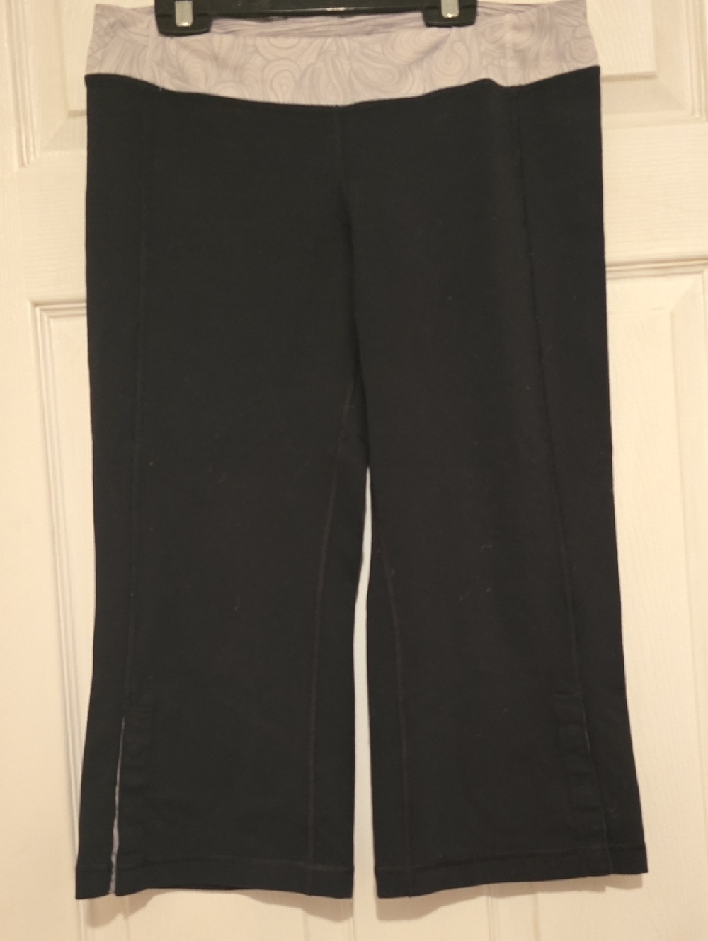Lululemon Black Cropped Yoga Pants with Light Gray Printed Waistband - Picture 7 of 7